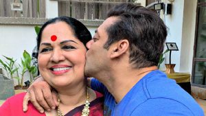 Salman-Khan-Kissing-Shilpa-Shetty’s-Mother