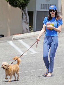 alexandra-daddario-With-Her-dogs