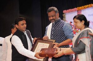 Anubhav-Sinha-receiving-the-Yash-Bharti-Award-from-Akhilesh-Yadav