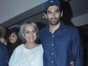 Aditya-Roy-Kapoor-with-his-mother