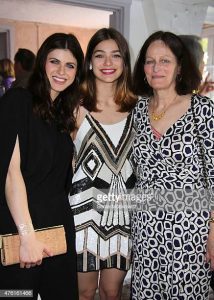 Alexandra-Daddario-with-her-sister-and- mother