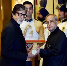 Amitabh-Bachchan-receiving-Padma-Vibhushan