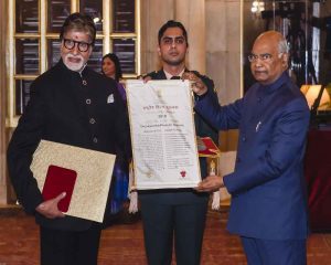 Amitabh-Bachchan-receiving-the-prestigious- Dadasaheb-Phalke-Award