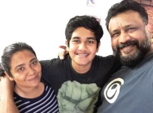 Anubhav-Sinha-With-His-Wife-And-Son