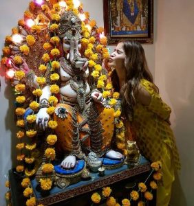 Arti-Singh-with-Lord-Ganeshas-idol