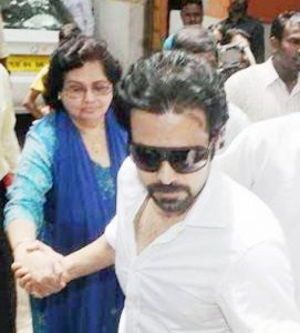 Emraan-Hashmi-with-his-mother