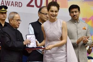 Kangan-Ranaut-receiving-the-National-Award-for-the-film-Queen