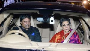 Kapil-Dev-with-his-wife-in-car