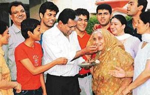 Kapil Dev-Family-Celebrating-After-He-Was-Awarded-Indian-Cricketer-Of-The-Century