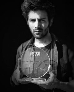 Kartik-Aaryan- With-His-Hottest -Vegetarian Celebrity-Award- By-PETA-India