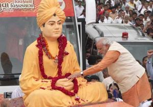 Narendra-Modi-Bowing-in-Respect-in-Front-of-A-Statue-of-Vivekananda