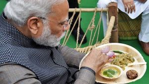 Narendra-Modi-Having-His-Meal