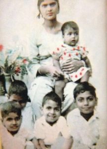 Nawazuddin-Siddiqui-sitting-extreme-right-With-His-Mother-And-Siblings