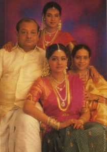 Rajeshwari Yanger-with-husband-and-two-daughters