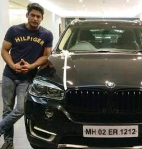 Siddharth-Shukla-with-his-car