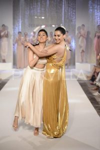 Sonam-Kapoor-with-Pernia-Qureshi