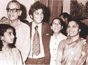 Sunil-Gavaskar-with-his-parents-and-two-sisters