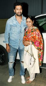 Vicky-Kaushal-with-Mother