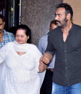 Ajay-Devgn-With-His-Mother