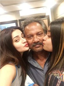 Ankita-Srivastava-With-Her-Father-and-Sister