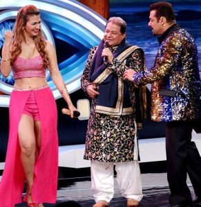 Anup-Jalota-and-Jasleen-Matharu-in-Bigg-Boss-12