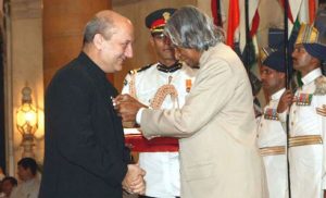 Anupam-Kher-Receiving-Padma-Shri-Award