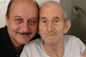 Anupam-Kher-with-his-father-Pushkarnath-Kher