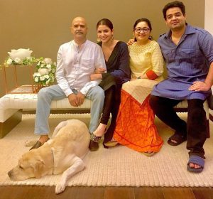 Anushka-Sharma-with-her-family