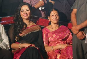 Anushka-Shetty-with-her-mother