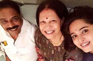 Anushka-Shetty-with-her-parents