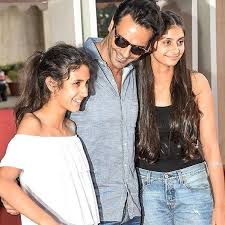 Arjun-Rampal-With-His-Daughters