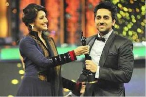 Ayushmann-receiving-Filmfare-award-for-Vicky-Donor