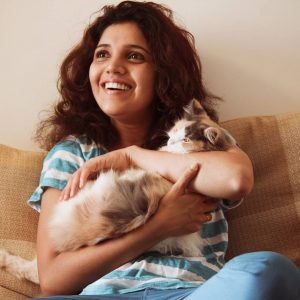 Mukta-Barve-With-Cat