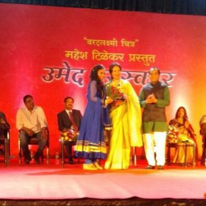 Rutuja-Junnarkar-receiving-award-from-Sharmila-Tagore