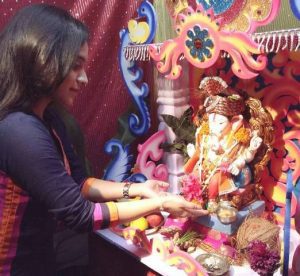 Rutuja-Junnarkar-with-the-idol-of-Lord-Ganesha