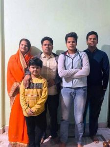 Shafali-verma-with-her-family