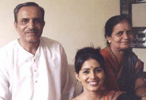 Sonali-Kulkarni-With-Her-Parents