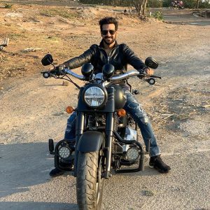 karanveer-mehra-Riding-Bike