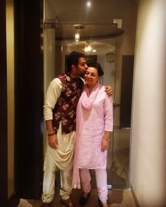 karanveer-mehra-With-His-Mom