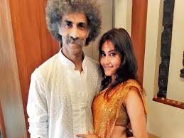 Makarand-Deshpande-with-his-wife