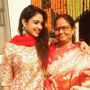 Pooja-Banerjee-with-her-mother
