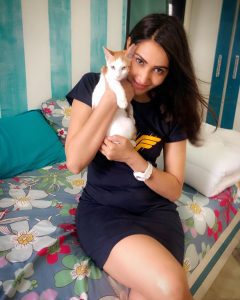 Rishina-Kandhari-with-her-cat