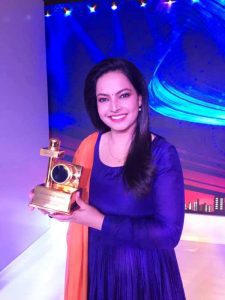Shweta-Jha-With-Her-Award