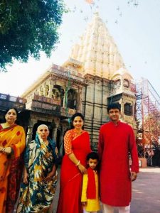Shweta-Jha-with-her-family-outside-Mahakaleshwar-Temple