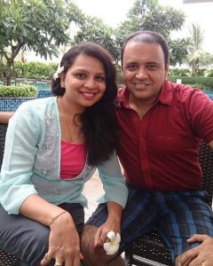 mandar-chandwadkar-with-his-wife
