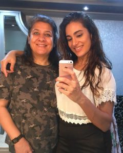 Arushi-Chawla-with-her-mother