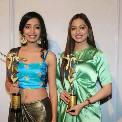 Alisha-Prajapati-with-Transmedia-Awards-2017