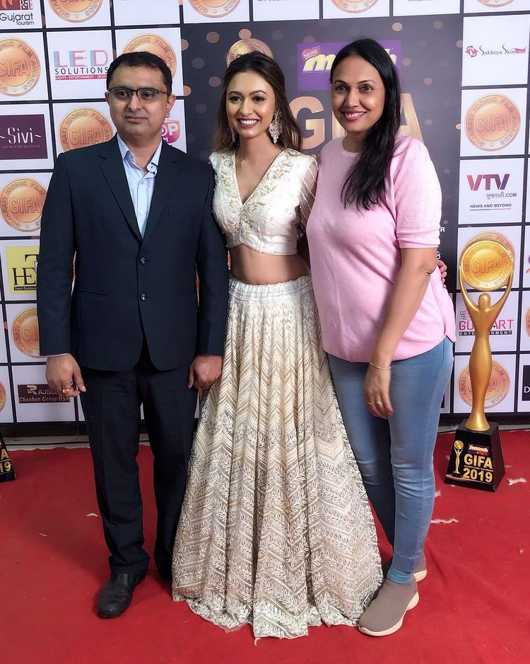 Alisha Prajapati with her parents