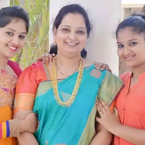 Spoorthi-Gowda-with-her-Mother